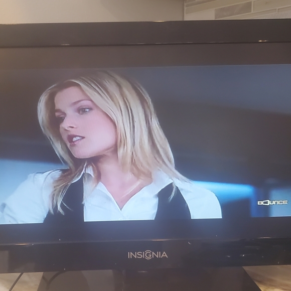 Insignia 19" LED TV NS-19E310A13 W/Remote - Picture 3 of 16